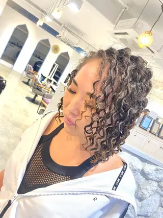 ミディアム パーマ 饒平名 知也のヘアスタイル