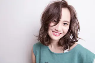 セミロング カラー 池田 真由美のヘアスタイル