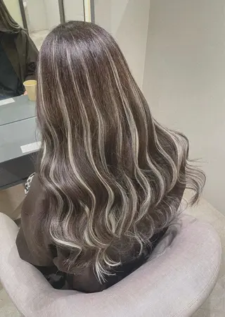 ロング ブリーチ・縮毛矯正 三島佳音のヘアスタイル