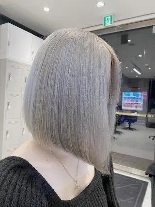 セミロング メンズ JuNブリーチに 縮毛矯正するプロのヘアスタイル