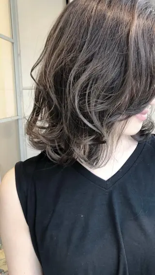 ミディアム カラー 松下 輝璃のヘアスタイル