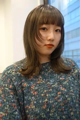 ミディアム カラー 💓パーマ，💗 レイヤーカットのヘアスタイル