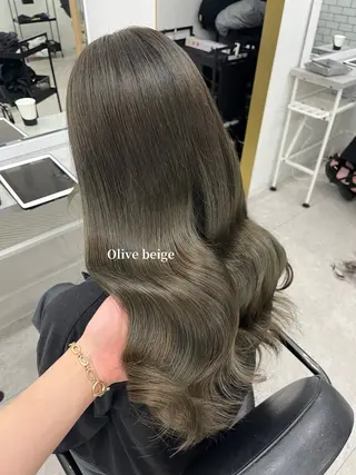 ロング カラー 柔らかオリーブ🌿 HIMARI🌻のヘアスタイル