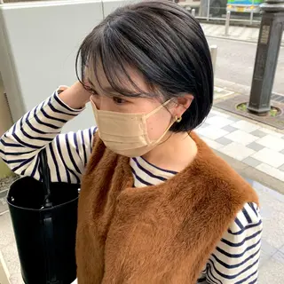 ミディアム SAKINO． ベージュカラーのヘアスタイル