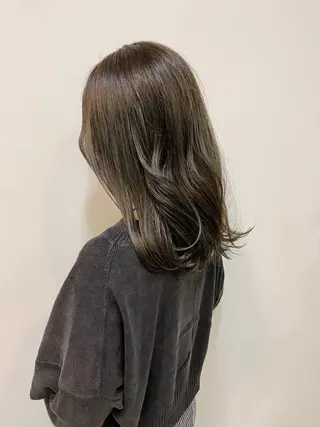 セミロング カラー ioe 岡本のヘアスタイル