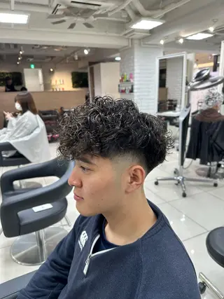 ショート カラー パーマ メンズ フェザーパーマ職人 🪶ryosukeのヘアスタイル