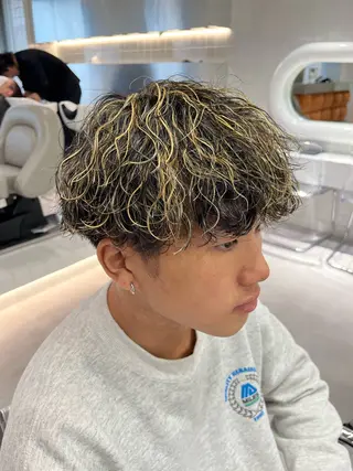 ショート カラー パーマ メンズ ⚡メンズパーマフ ェードカットTomyのヘアスタイル