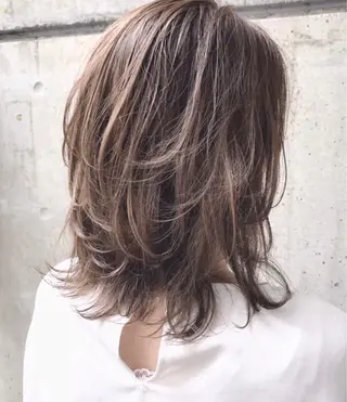 ミディアム カラー AKI アキのヘアスタイル