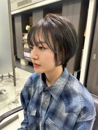 ショート レイヤー 艶々カラーのヘアスタイル