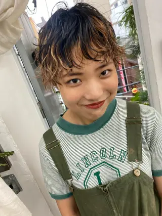 ショート パーマ qiie/ワンカラー インナーカラーのヘアスタイル
