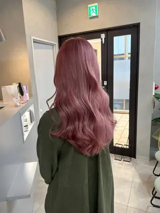 ロング カラー ジゼル小倉谷内尾祐音 ケアブリーチのヘアスタイル