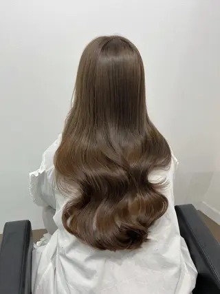 ロング ブリーチなしカラー /ベージュカラーのヘアスタイル