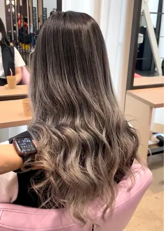 ロング カラー ヘアアレンジ 🧸ハイトーン🧸 ゆっきー🧸のヘアスタイル