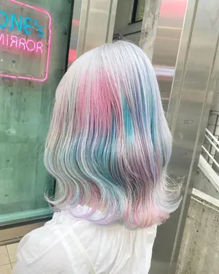 セミロング カラー メンズ JuNブリーチに 縮毛矯正するプロのヘアスタイル
