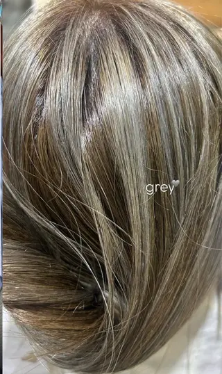 カラー MI KUのヘアスタイル