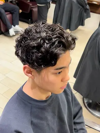 ショート パーマ メンズ 佐藤 拓未のヘアスタイル