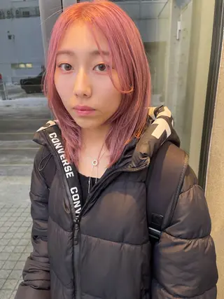 ミディアム カラー 💓パーマ，💗 レイヤーカットのヘアスタイル