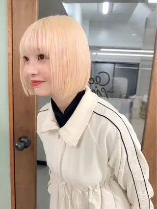 ショート Hug👩🏼‍🦱 ハイトーンボブのヘアスタイル