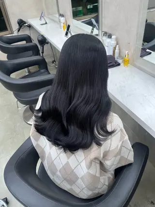 セミロング 寒色/ベージュヘア ブリーチありMiOのヘアスタイル