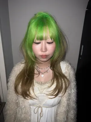 ロング AIRA/ブリーチ /透明感カラーのヘアスタイル