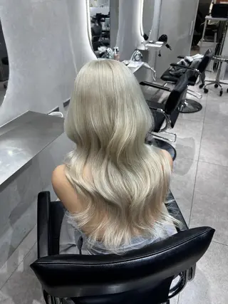 ロング ハイトーン デザインカラーのヘアスタイル