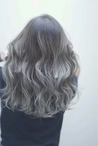 セミロング カラー ヤナ マネージャーのヘアスタイル
