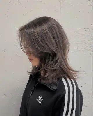 ミディアム RINA ブリーチ / 海外レイヤーのヘアスタイル