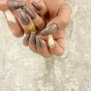 ミディアム _white 上本町店のネイルデザイン