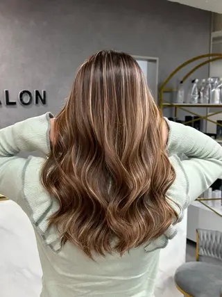 セミロング 韓国風 白髪ぼかし NAOTOのヘアスタイル