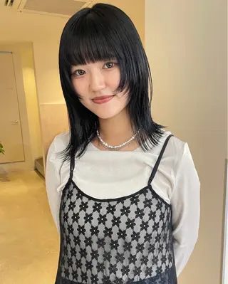 ミディアム MIU/ルーツカラー 顔まわりレイヤーのヘアスタイル