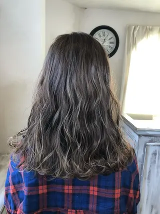 セミロング カラー 吉村 絢乃のヘアスタイル