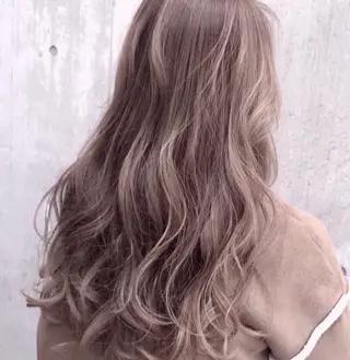 ロング カラー AKI アキのヘアスタイル