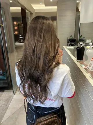 ロング カラー サキ🤍ハイトーン 🩰くびれ巻きヘアのヘアスタイル