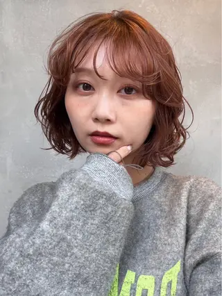 ミディアム パーマ 阿久津真衣 似合わせカットのヘアスタイル