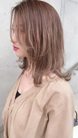 カラー 顔まわりレイヤー デザインカットのヘアスタイル