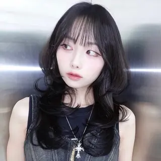 セミロング がわ/ハイレイヤー /ハイトーンカラーのヘアスタイル