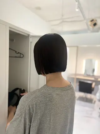 ミディアム 切りっぱなしボブ/ 艶カラー/綾莉のヘアスタイル