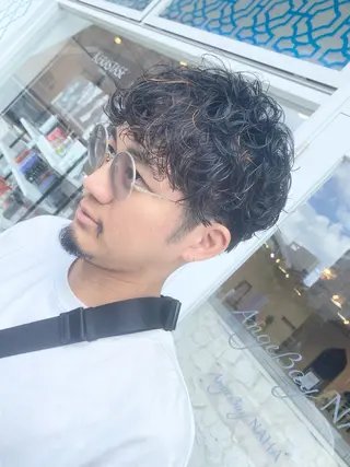 ショート パーマ メンズ 饒平名 知也のヘアスタイル