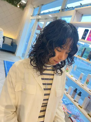 ミディアム パーマ 饒平名 知也のヘアスタイル