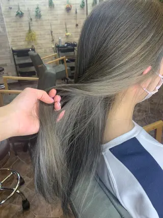 ロング Lilly 中谷友里のヘアスタイル