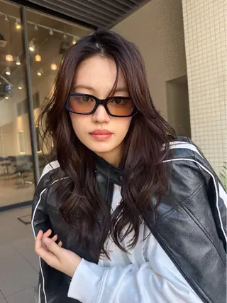 セミロング DEAN ISLA 大人レイヤーカットのヘアスタイル