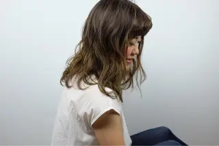 セミロング 佐山 眞紀のヘアスタイル