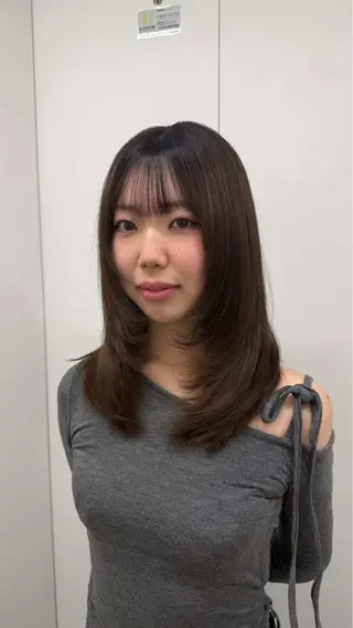 セミロング ワンホンカラー chino🤍🤍のヘアスタイル
