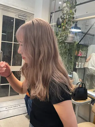 ロング カラー ミルクティー× グレージュMOMOのヘアスタイル