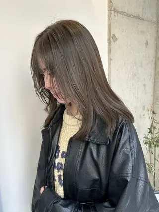 ミディアム カラー ベージュカラー🐑 レイヤー🤎塚原優芽のヘアスタイル