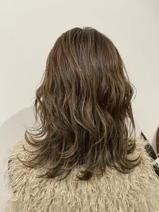 ミディアム 岩尾 凪のヘアスタイル