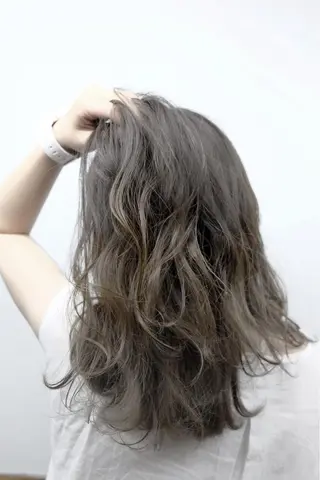 セミロング 佐山 眞紀のヘアスタイル