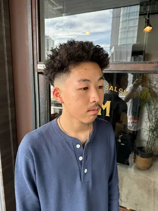 ショート パーマ メンズ 俵 知広のヘアスタイル