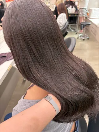 ロング 寒色/ベージュヘア ブリーチありMiOのヘアスタイル
