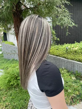 ロング 安田和洋 ブリーチカラー特化のヘアスタイル